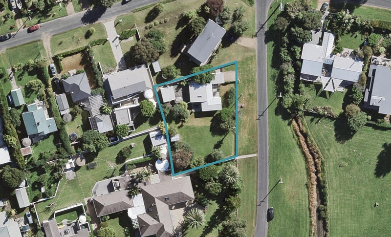 37 Tui Street, Oneroa, Waiheke Island - Carousel 1