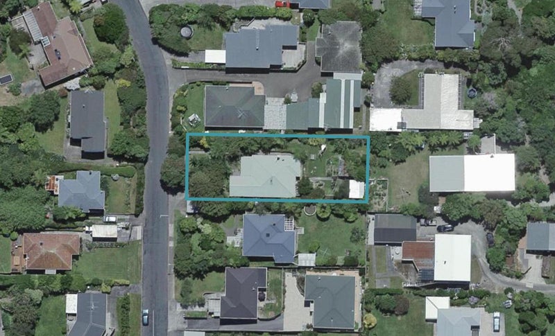 15 Roy Street, Tawa, Wellington - Carousel 1
