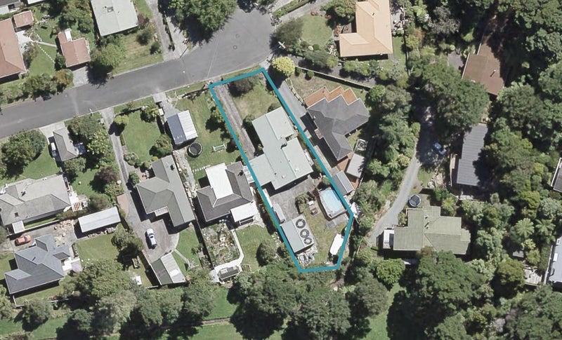 8 Birch Grove, Pinehaven, Upper Hutt - Carousel 1