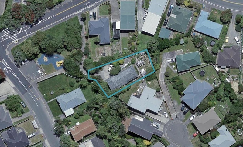 18 Horokiwi Road West, Newlands, Wellington - Carousel 1