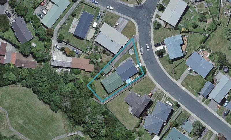 31 Colchester Crescent, Newlands, Wellington - Carousel 1