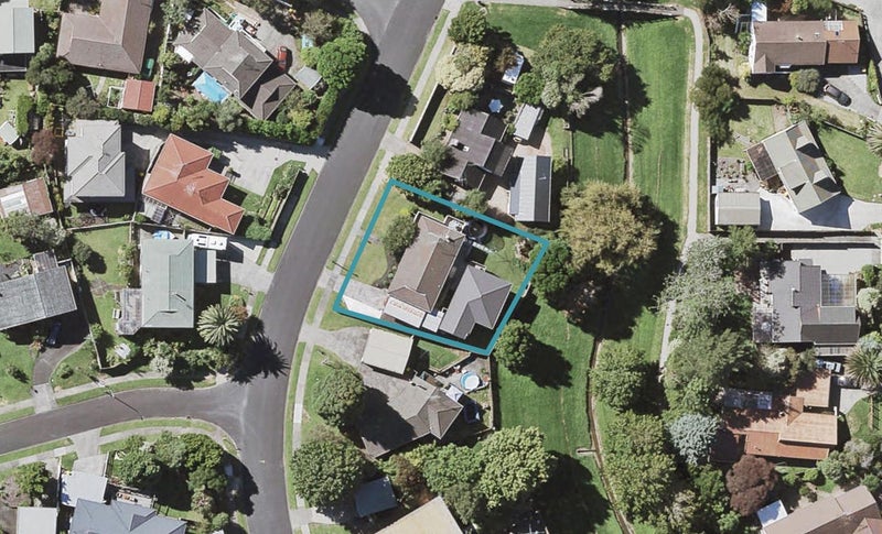 11 Kyeemagh Street, Botany Downs, Auckland - Carousel 1