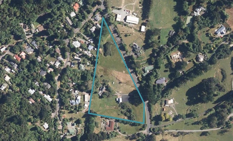 1038 Blue Mountains Road, Blue Mountains, Upper Hutt - Carousel 1