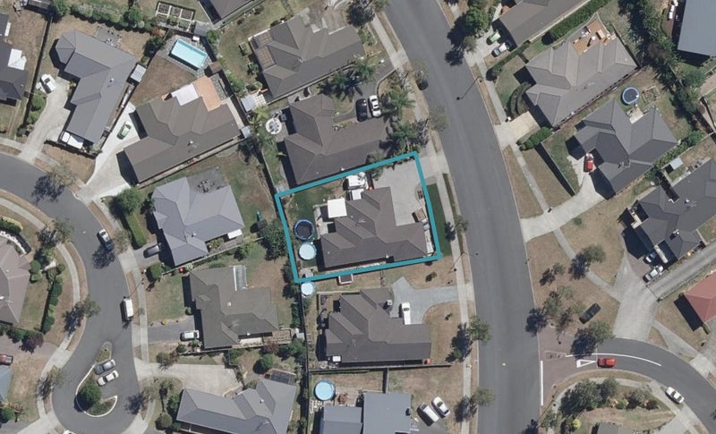 11 Barrington Drive, Huntington, Hamilton - Carousel 1