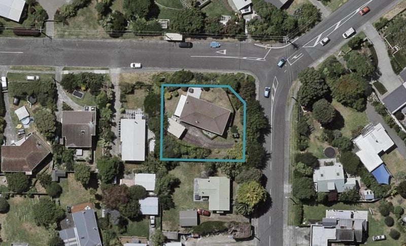 1 Weggery Drive, Waikanae Beach, Waikanae - Carousel 1