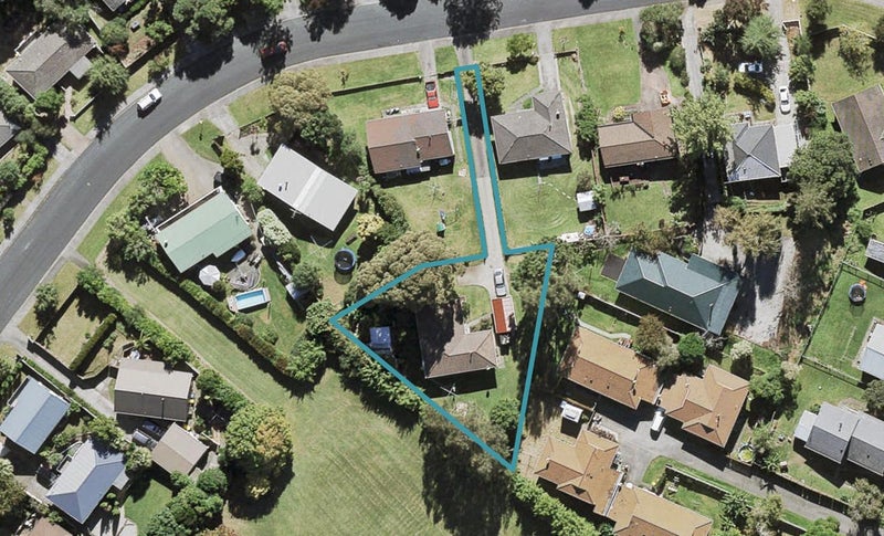16 Claverdon Drive, Massey, Auckland - Carousel 1