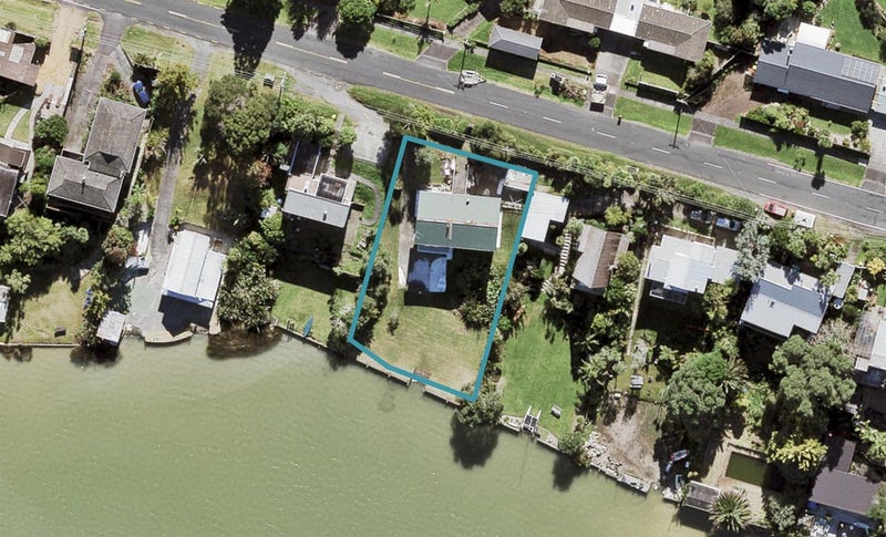 13 Ferry Parade, Herald Island, Auckland - Carousel 1
