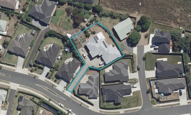 15 Cabourne Drive, Glenview, Hamilton - Carousel 1