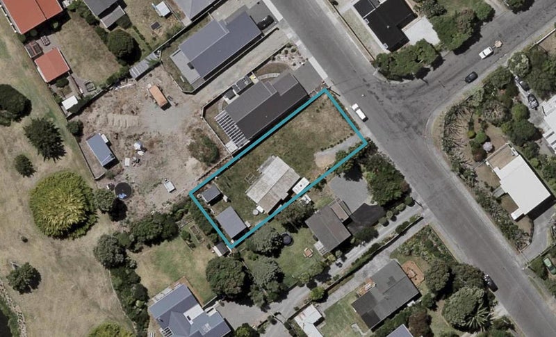 8 Konini Crescent, Waikanae Beach, Waikanae - Carousel 1
