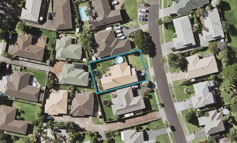 18 Pajaro Place, Golflands, Auckland - Carousel 1