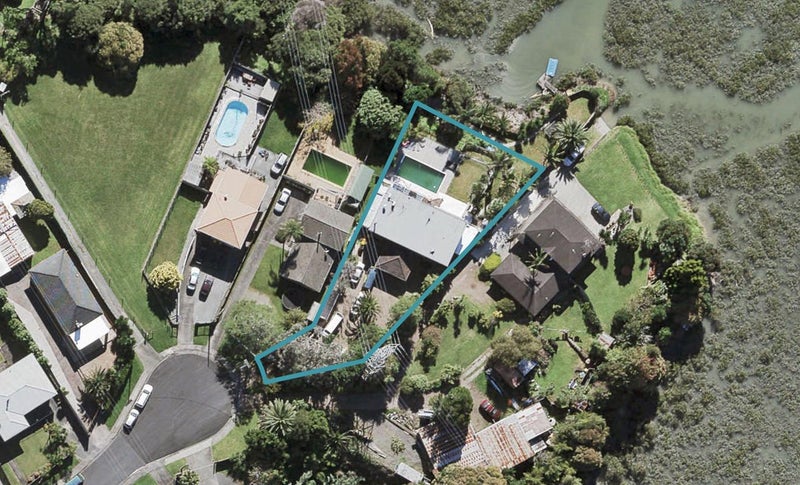 18 Meadow Crescent, Te Atatu South, Auckland - Carousel 1