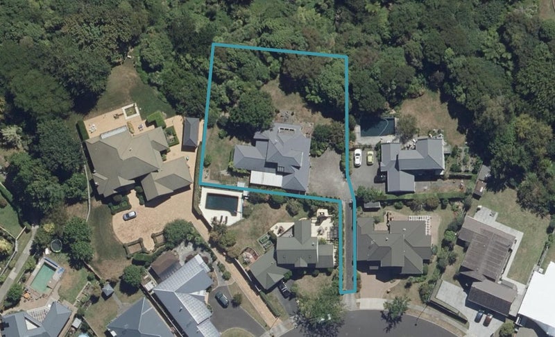 35 Montrose Crescent, Huntington, Hamilton - Carousel 1