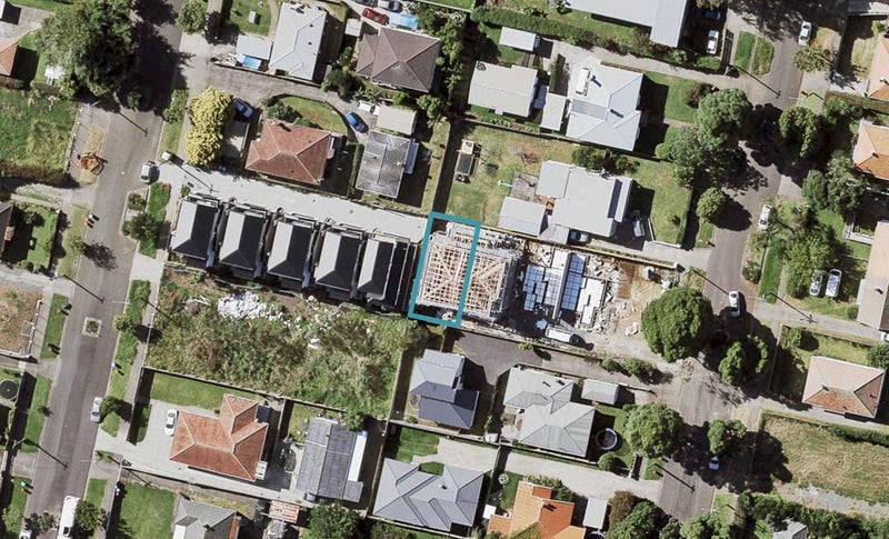9E Waddell Avenue, Point England, Auckland - Carousel 1