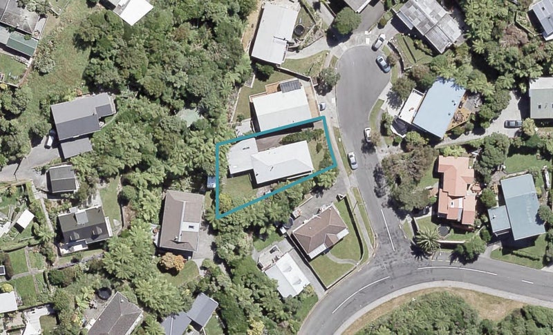 10 Taka Grove, Normandale, Lower Hutt - Carousel 1