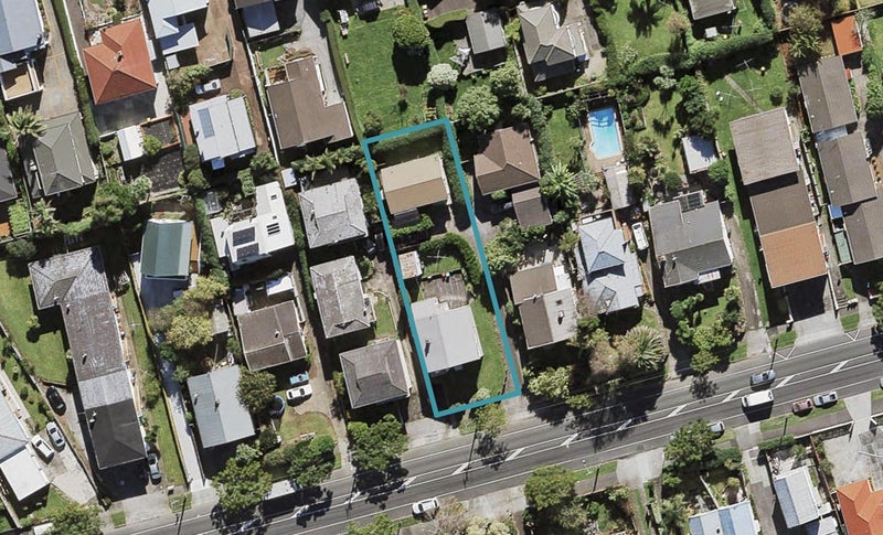 27 Owairaka Avenue, Mount Albert, Auckland - Carousel 1