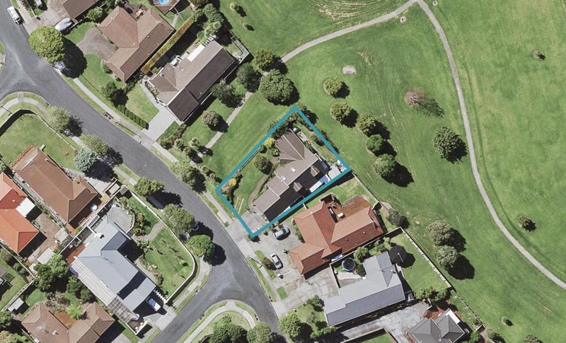 18 Leicester Parade, Somerville, Manukau - Carousel 1