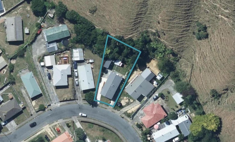 122 Arahura Crescent, Waitangirua, Porirua - Carousel 1