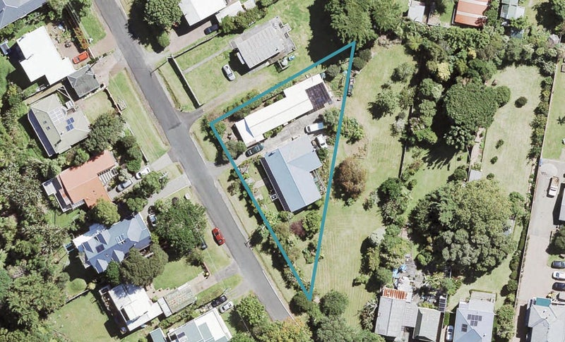12 Lookout Drive, Laingholm, Auckland - Carousel 1