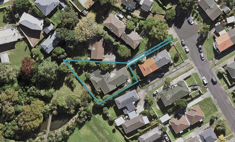 24 Mannering Place, Hillcrest, Auckland - Carousel 1