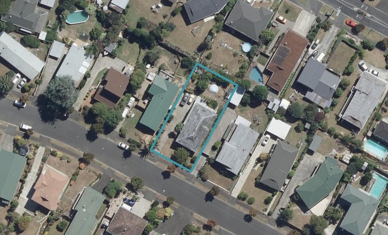 24 Resthill Crescent, Glenview, Hamilton - Carousel 1