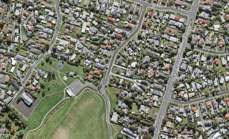 24D Essex Street, Te Atatu South, Auckland - Carousel 1
