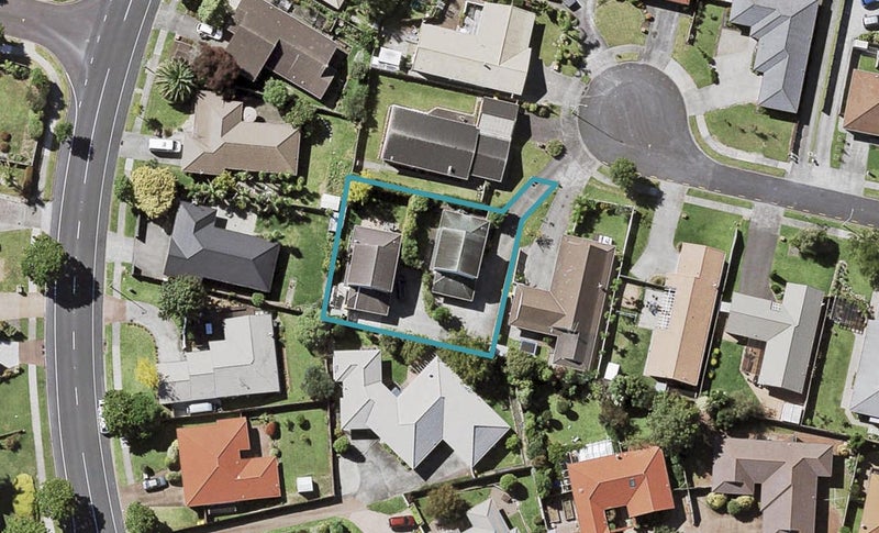 2/18 Mirabell Place, Golflands, Auckland - Carousel 1