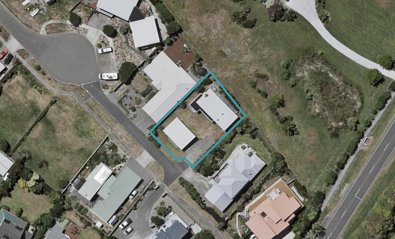 33 Pharazyn Avenue, Waikanae Beach, Waikanae - Carousel 1