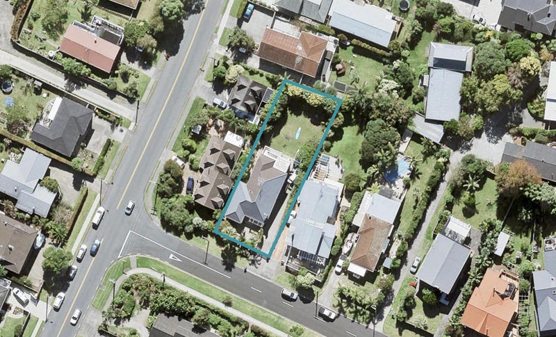 37 Ellangowan Road, Waiake, Auckland - Carousel 1