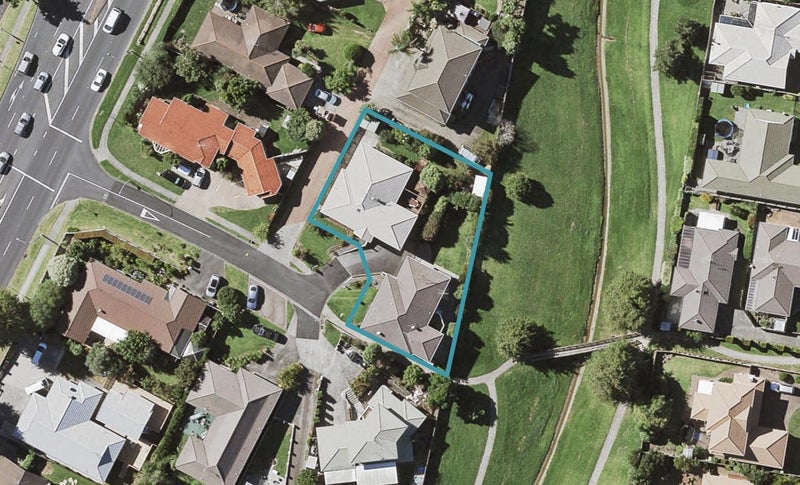 2/18 Vesca Place, Golflands, Auckland - Carousel 1