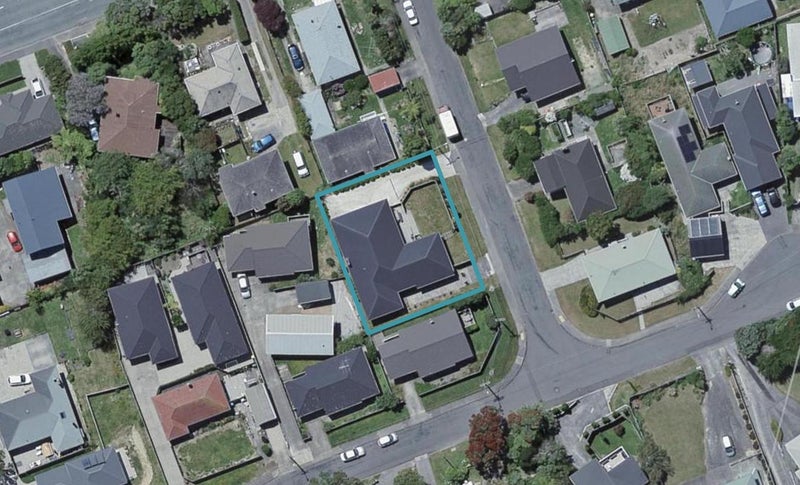 4 Kinapori Terrace, Newlands, Wellington - Carousel 1