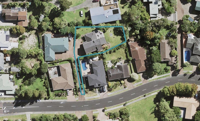 5A Woodfern Crescent, Titirangi, Auckland - Carousel 1