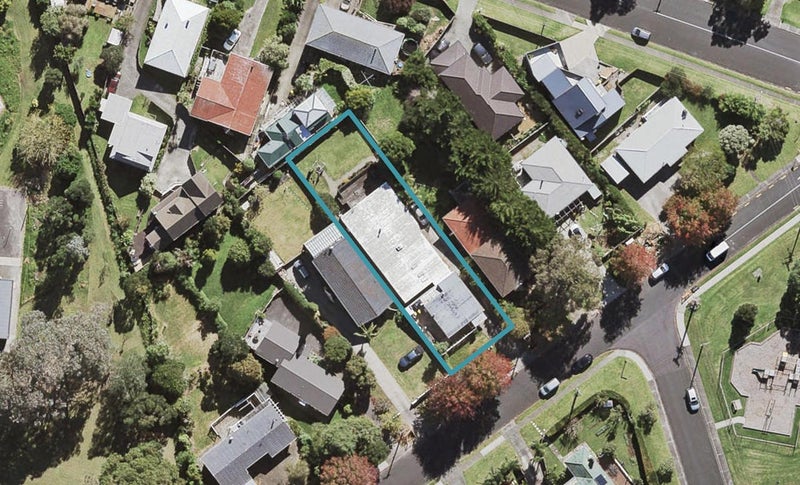 2/7 Valley View Road, Glenfield, Auckland - Carousel 1