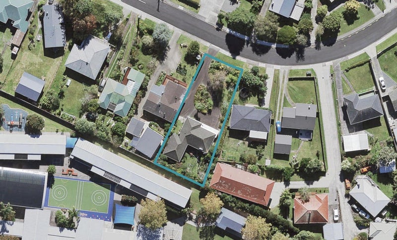 41 Divich Avenue, Te Atatu South, Auckland - Carousel 1