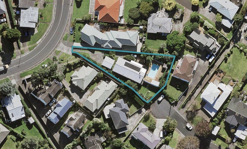 13 Warren Avenue, Three Kings, Auckland - Carousel 1