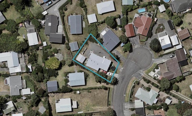 11 Goldie Place, Waikanae Beach, Waikanae - Carousel 1