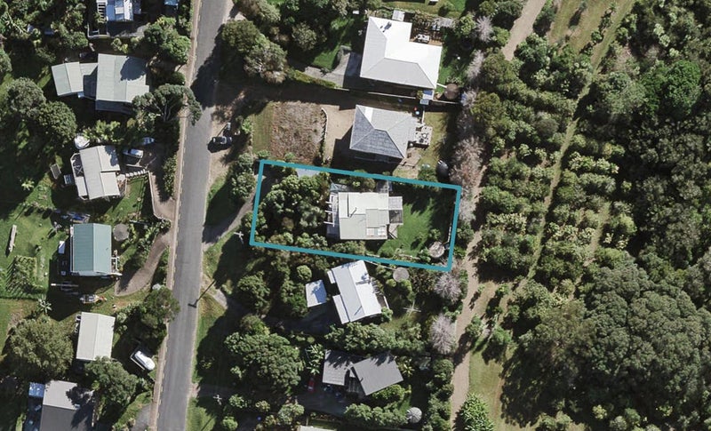 40 Jellicoe Parade, Surfdale, Waiheke Island - Carousel 1