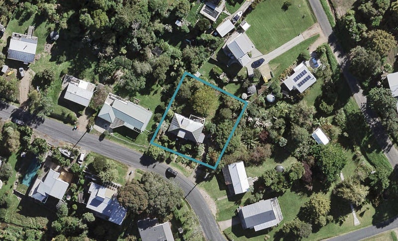 36 Tahatai Road, Oneroa, Waiheke Island - Carousel 1