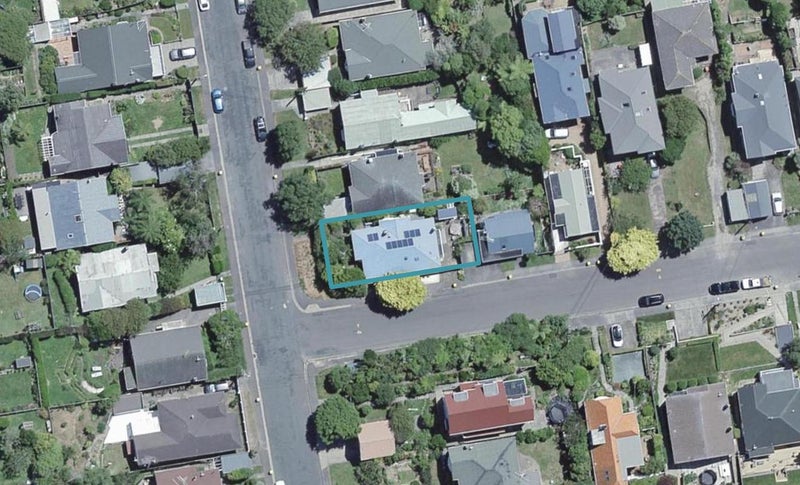 11 Burrows Avenue, Karori, Wellington - Carousel 1