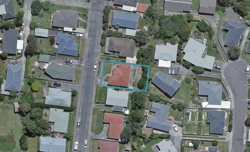 13 Catherine Crescent, Paparangi, Wellington - Carousel 1