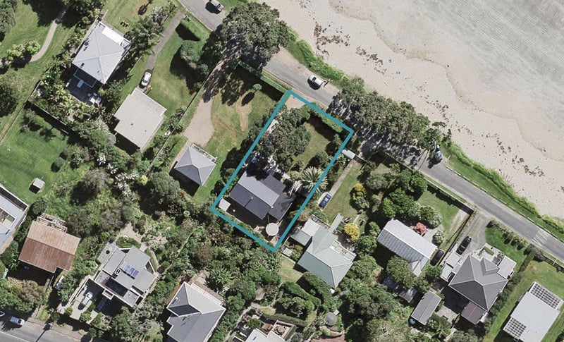 12 Beach Parade, Oneroa, Waiheke Island - Carousel 1