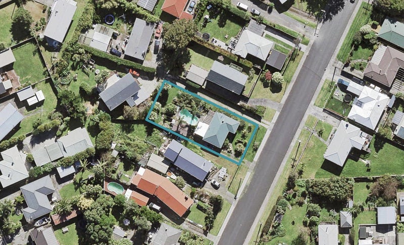 12 Tramway Road, Beach Haven, Auckland - Carousel 1