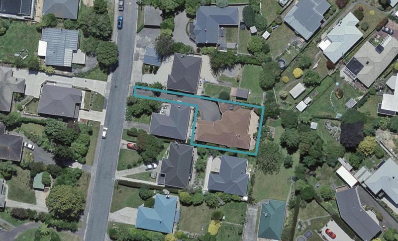 11A Huia Street, Tawa, Wellington - Carousel 1