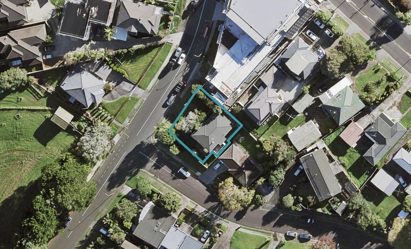 8 Commodore Drive, Lynfield, Auckland - Carousel 1