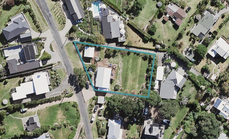 48 Tiri Road, Oneroa, Waiheke Island - Carousel 1