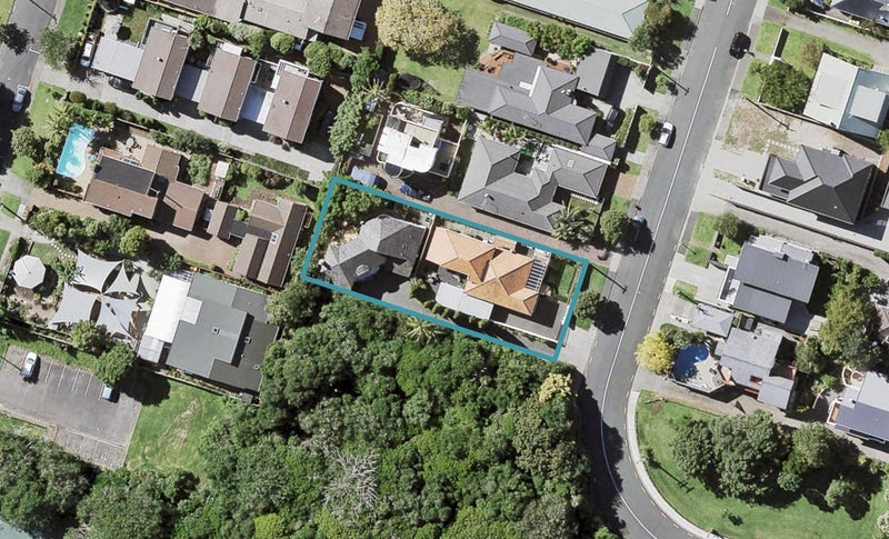 2/15 Sylvan Park Avenue, Milford, Auckland - Carousel 1