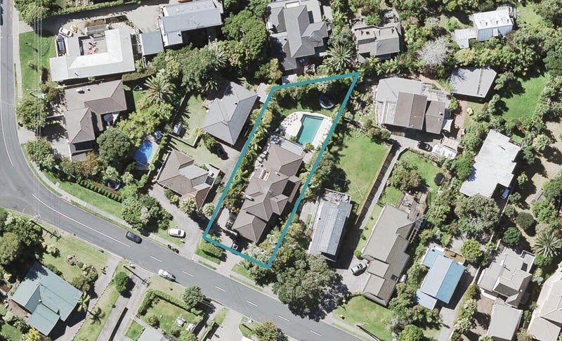 15 Lyons Avenue, Murrays Bay, Auckland - Carousel 1