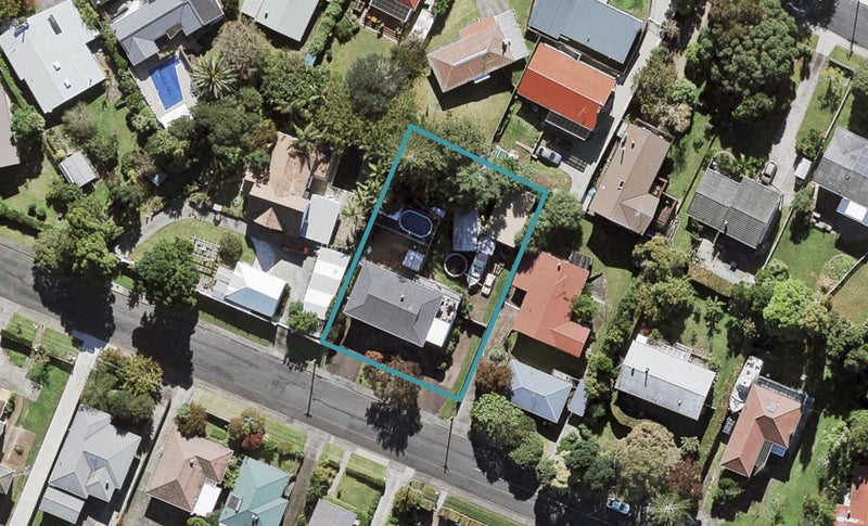 7 Bridge Avenue, Te Atatu South, Auckland - Carousel 1