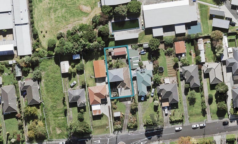 19 Toru Street, Te Atatu Peninsula, Auckland - Carousel 1