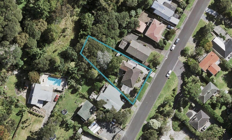 18 Fairmount Road, Titirangi, Auckland - Carousel 1
