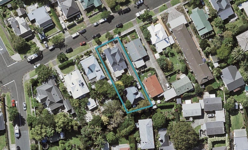 2/11 Patuone Avenue, Devonport, Auckland - Carousel 1